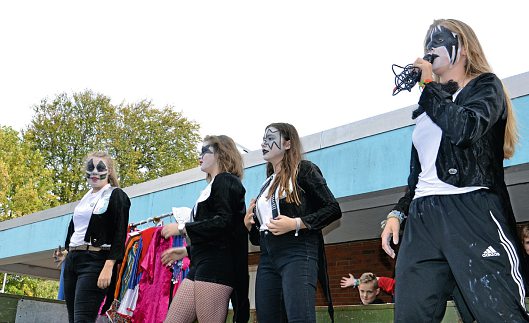 Am Freitagvormittag sorgte die Playback-Show auf dem Schulhof der KGS für beste Unterhaltung. Schüler und Lehrer hatten Choreografien zu verschiedenen Liedern vorbereitet.